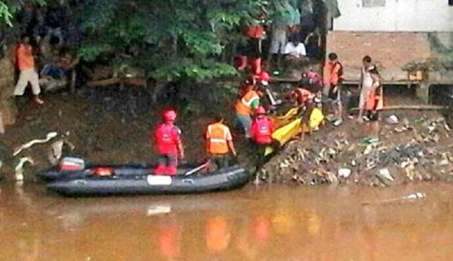 Seorang Pria Tenggelam Tak Kunjung Ditemukan, Warga Panggil Jin Penunggu Kali Ciliwung Seorang Pria Tenggelam Tak Kunjung Ditemukan, Warga Panggil Jin Penunggu Kali Ciliwung