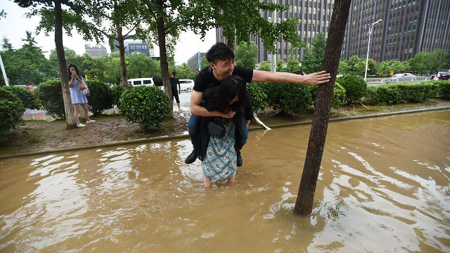 Cuma Demi Alasan yang Sama Sekali Nggak Gentle Cewek ini Rela Menggendong Pacarnya Menerjang Banjir Cuma Demi Alasan yang Sama Sekali Nggak Gentle Cewek ini Rela Menggendong Pacarnya Menerjang Banjir