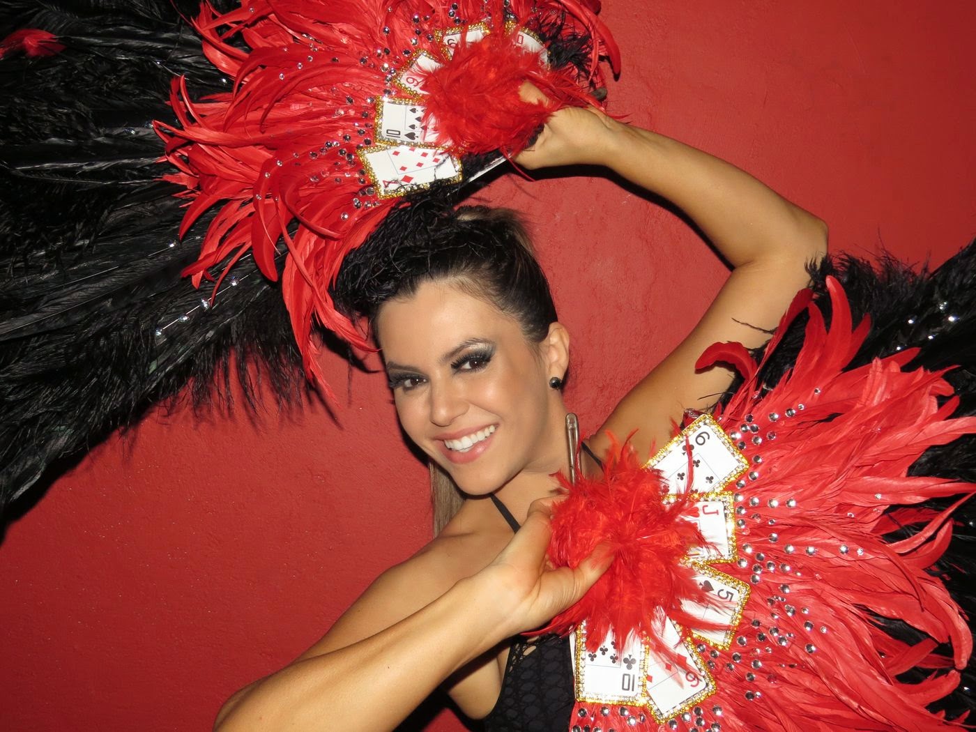 Jenna Ortega, a Wandinha, dança pagode em balada paulista • DOL
