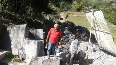 Bizzarri nas pedreiras de Minas Gerais procurando tipos de pedras de cores diferentes, pedra folheta bruta e pedra paralelepípedo para fazer as paredes de pedra, revestimento com pedras, calçamento com pedras e muros de pedra.