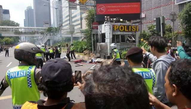 Ledakan Bom di Sarinah, Beberapa Orang Terluka dan Satu Polisi Tewas Ledakan Bom di Sarinah, Beberapa Orang Terluka dan Satu Polisi Tewas