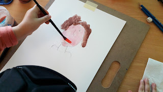 Atividade do Centro Cultural de Cascais Mão de aluna com pincel a trabalhar no seu retrato