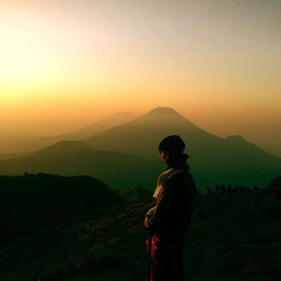 foto golden sunrise di gunung prau