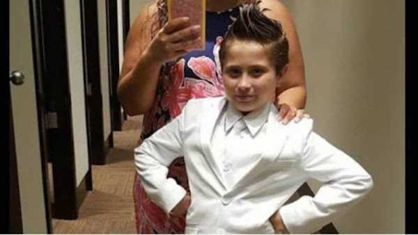Pequeña se presenta vestida con pantalón a su primera comunión e iglesia la expulsa. Pequeña se presenta vestida con pantalón a su primera comunión e iglesia la expulsa.