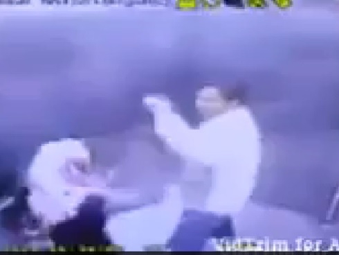 Gambar Video Suami Pukul Isteri Dalam Lif Sehingga Parah