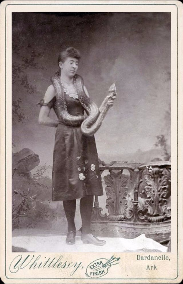 33 Amazing Vintage Photos of Female Circus Snake Charmers From the Early 20th Century vintage