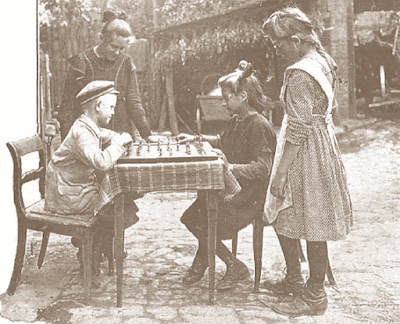 Niños jugando al ajedrez durante el recreo, Ströbeck 1921