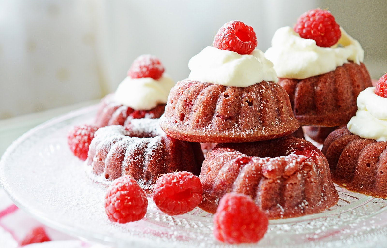 Mother's Day Delight RASPBERRY & LEMON MINI BUNDT CAKES Motte