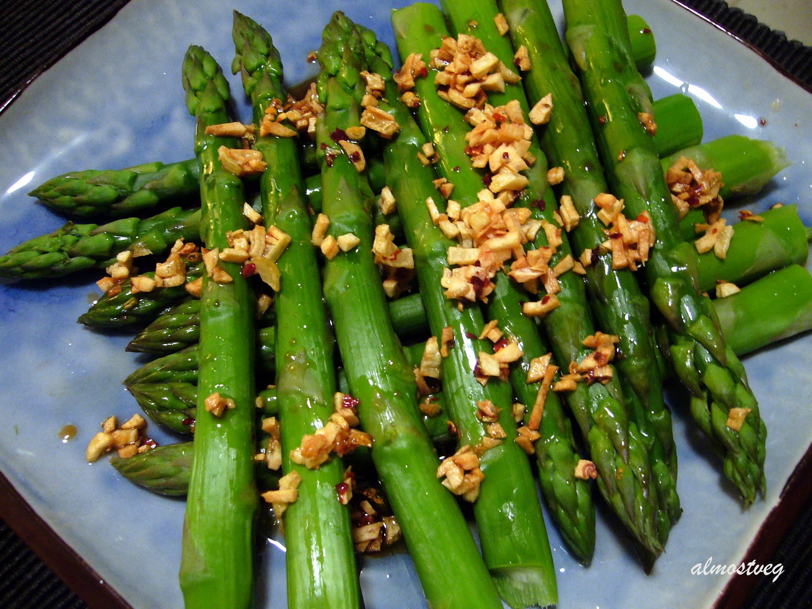 Steamed asparagus with crispy garlic