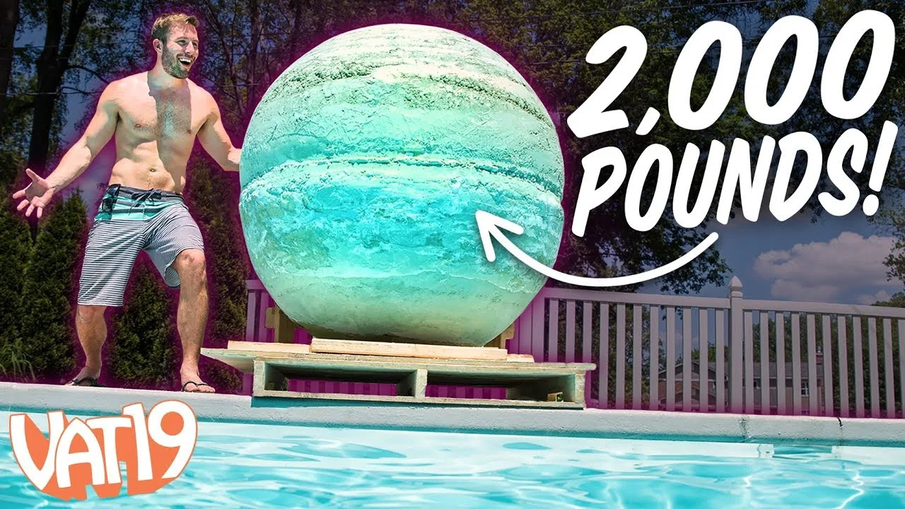 Giant Bath Bomb Die weltgrößte Badekugel wurde in einem Pool versenkt