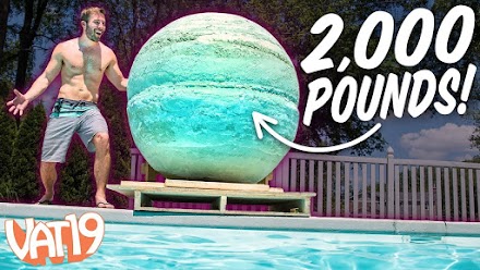 Giant Bath Bomb | Die weltgrößte Badekugel wurde in einem Pool versenkt 