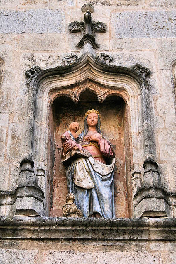 A most intriguing sculpture of the Madonna decorates the facade of the Maison du Donataire in Flavigny-sur-Ozerain. Photo:  WikiMedia.org.