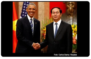 Quando anunciou o fim do embargo, Obama estava ao lado do presidente vietnamita Tran Dai Quang 