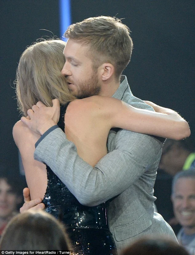 Taylor Swift hugs boyfriend Calvin Harris, credits him for Best Tour win