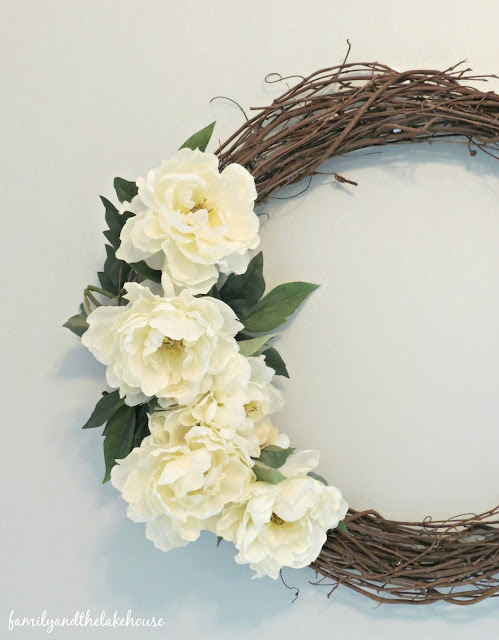 Family and the Lake House - Simple and Pretty Spring Wreath www.familyandthelakehouse.com