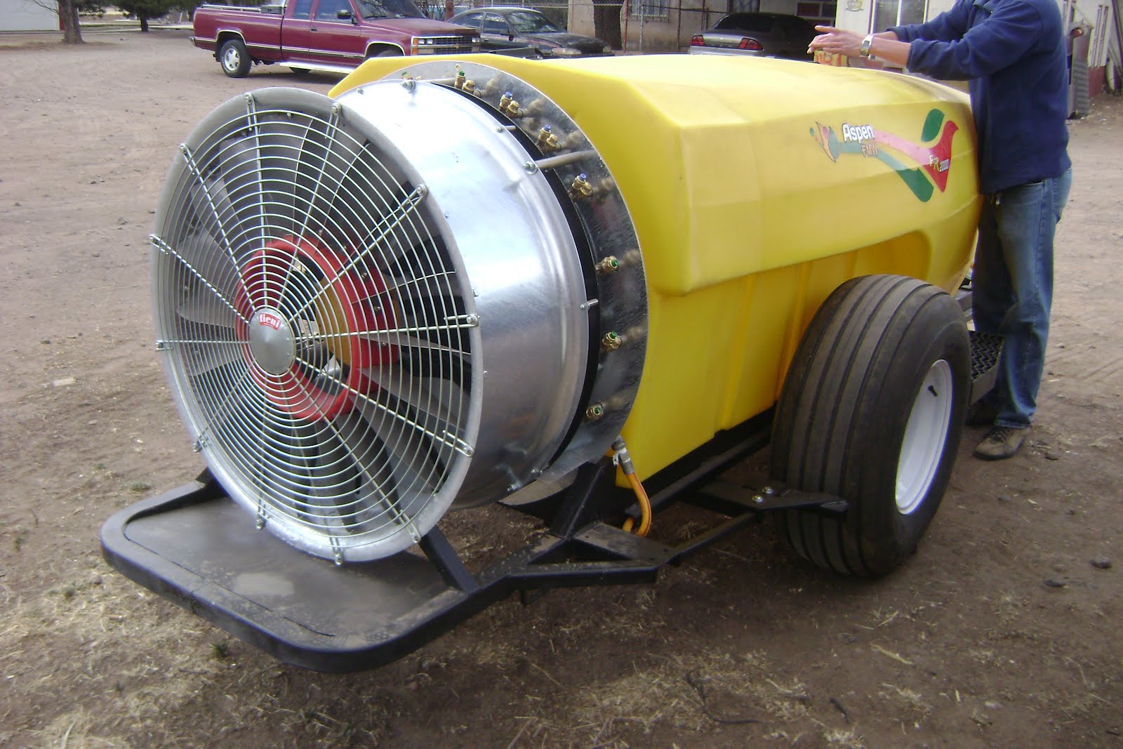 MAQUINARIA AGRICOLA INDUSTRIAL: Fumigadora de Turbina 2000 Litros