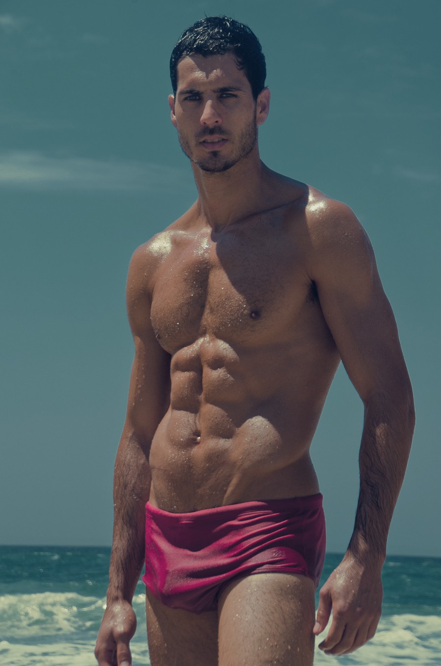 Гол турков. Фернандо Сиппель. Каан Йылдырым торс. Мужчина модель на пляже. Красавцы на пляже.