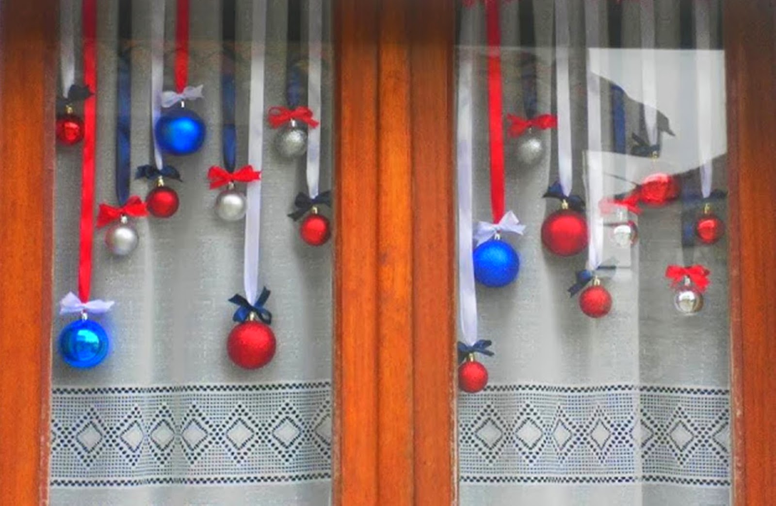 украшение окон новогодними шарами. украшение окон новогодними шарами. украсить окно елочными игрушками. украшение окна елочными шарами. как украсить окно шариками к новому году.