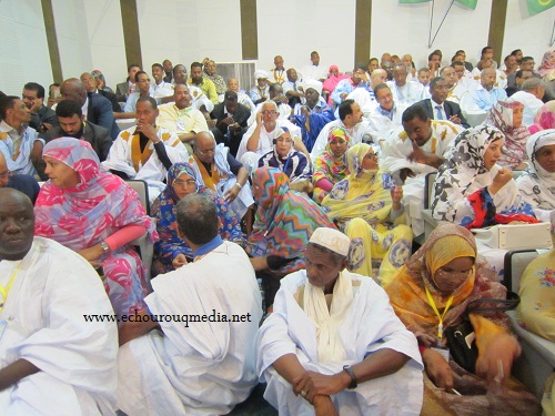 اختلط النساء بالرجال وجلسوا دون مقاعد وأغلبهم من البرلمان