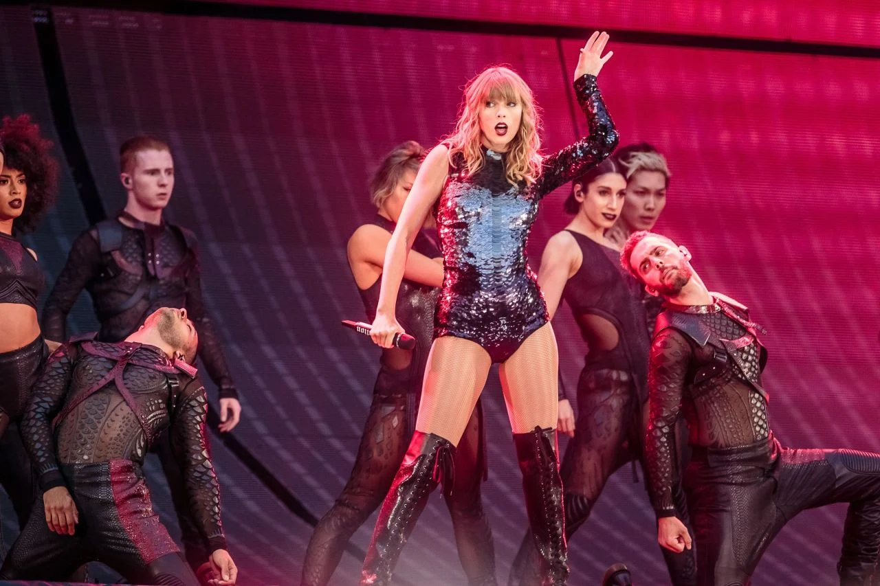 Taylor Swift – Performming on Her “Reputation World Tour” at Manchester