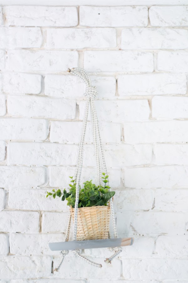 Macetero colgante diy con plato de madera