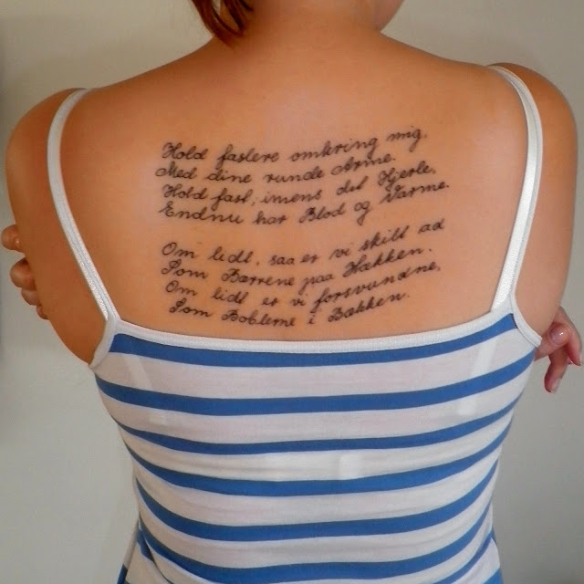 Digt tatovering på ryggen
- Hold fastere omkring mig 
- Med dine runde Arme
