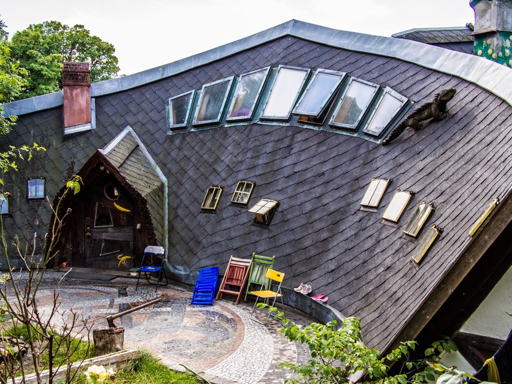 Unusual day. архитектор michael jantzen. дом необычной формы. странный дом в ереване. необычные дома.