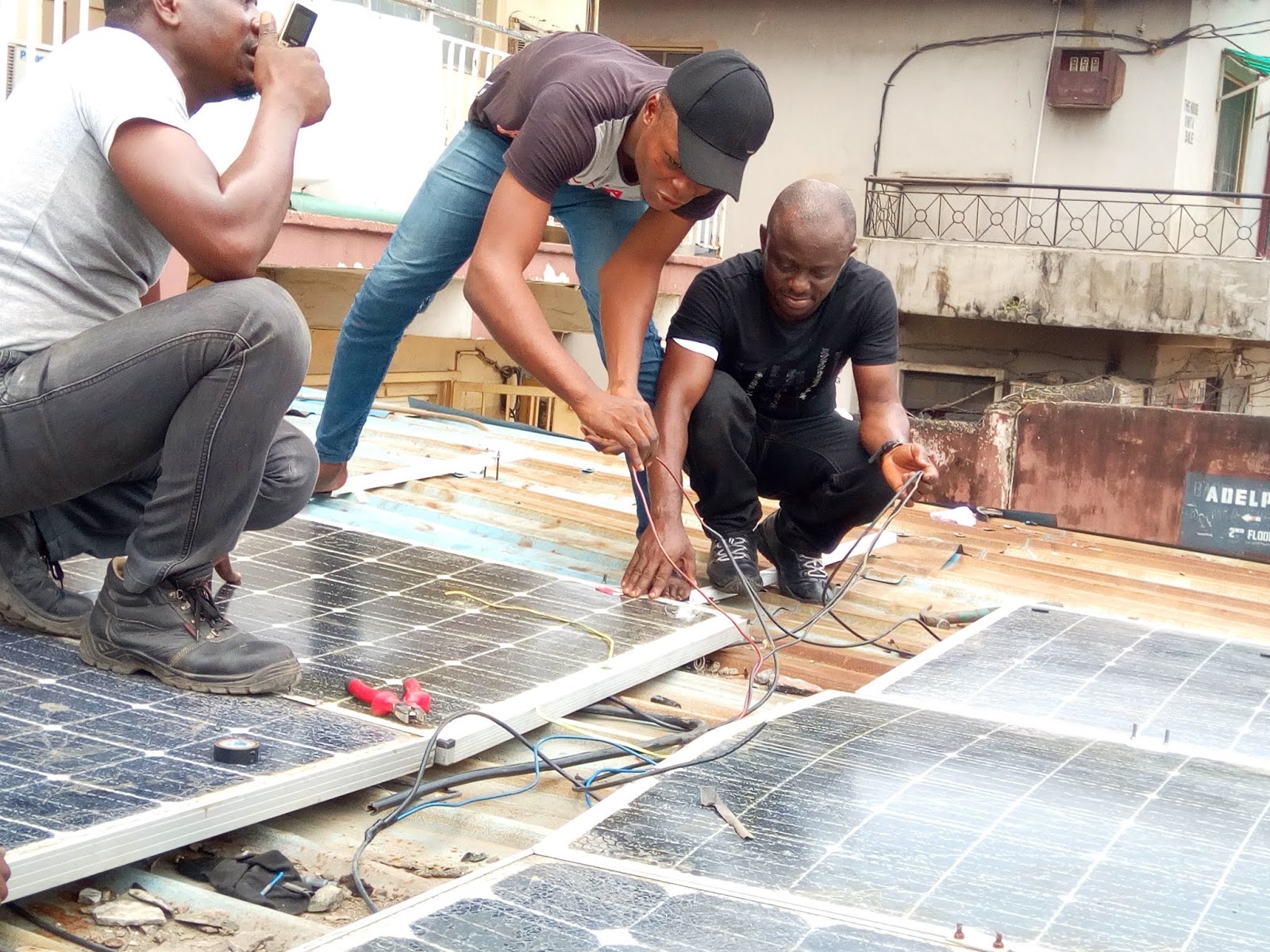 TRAINING STUDENTS HOW TO INSTALL SOLAR PANELS ON ROOFTOPS