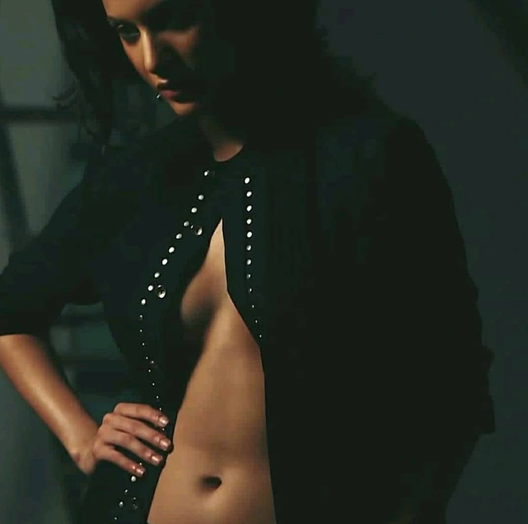 Amyra Dastur Sexy side boobs