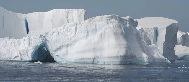 Uma enorme borda de gelo cerca as águas da Terra