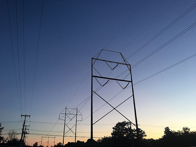 800px-High_Voltage_Wires_and_pylons.jpg