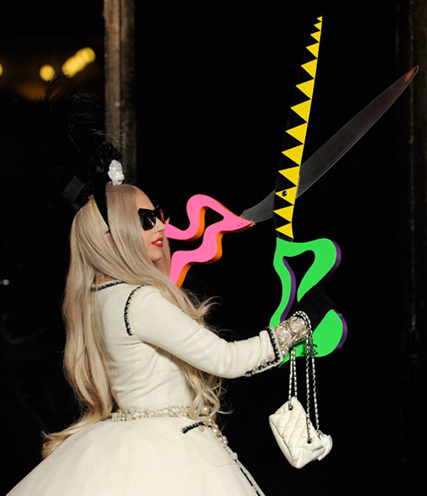 Гага но не леди 4. Леди Гага с длинными волосами. Сценические костюмы леди Гага. Фотозона в стиле леди Гага.