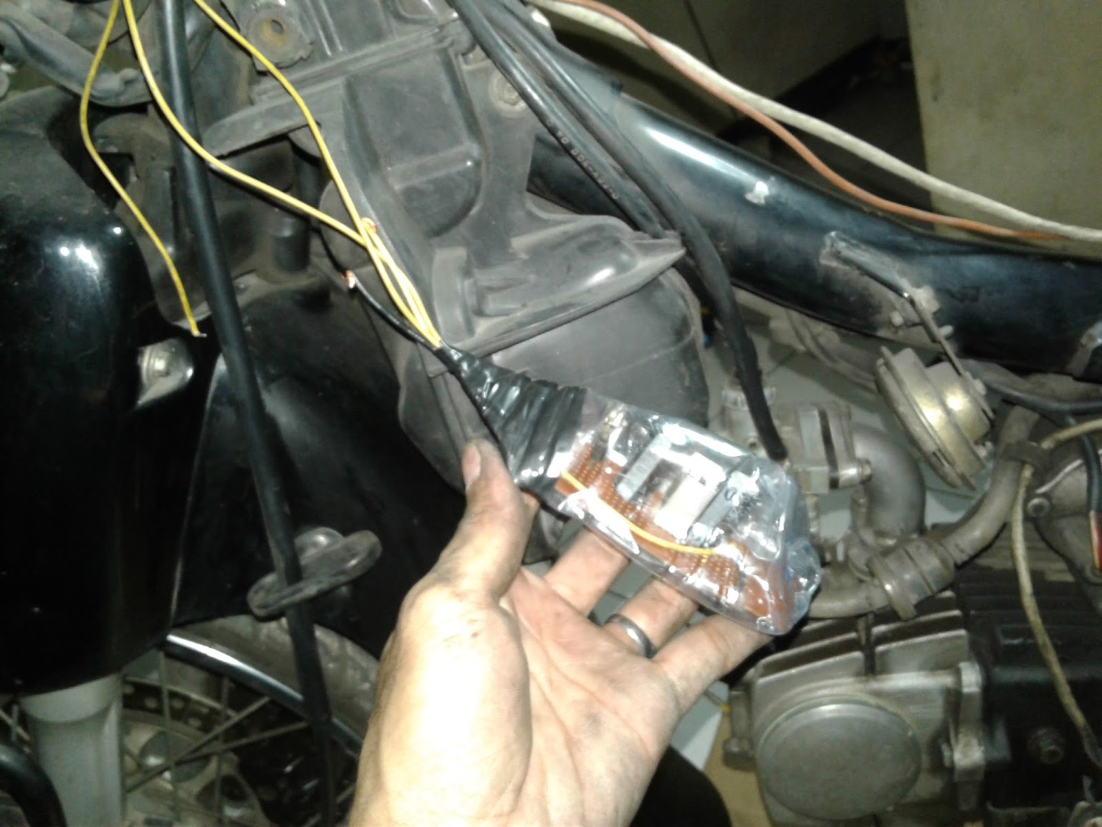 Menambah Headlamp Motor Menggunakan LED Bekas Senter SWATT POLICE