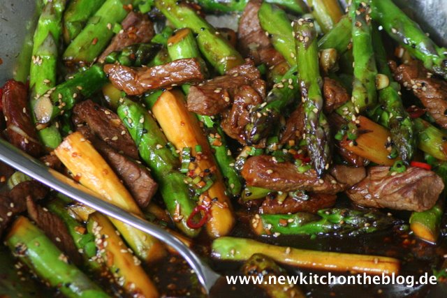 New Kitch On The Blog: Grüner Spargel mit Rumpsteak-Streifen aus dem ...