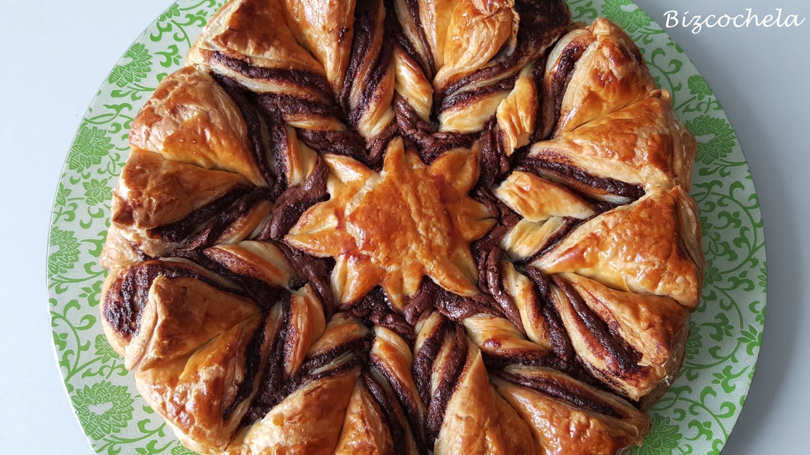 ESTRELLA DE HOJALDRE Y CHOCOLATE ESTRELLA DE HOJALDRE Y CHOCOLATE