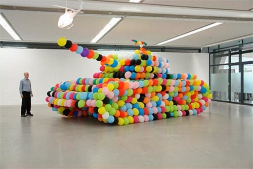 Tanque No a la guerra de globos de colores