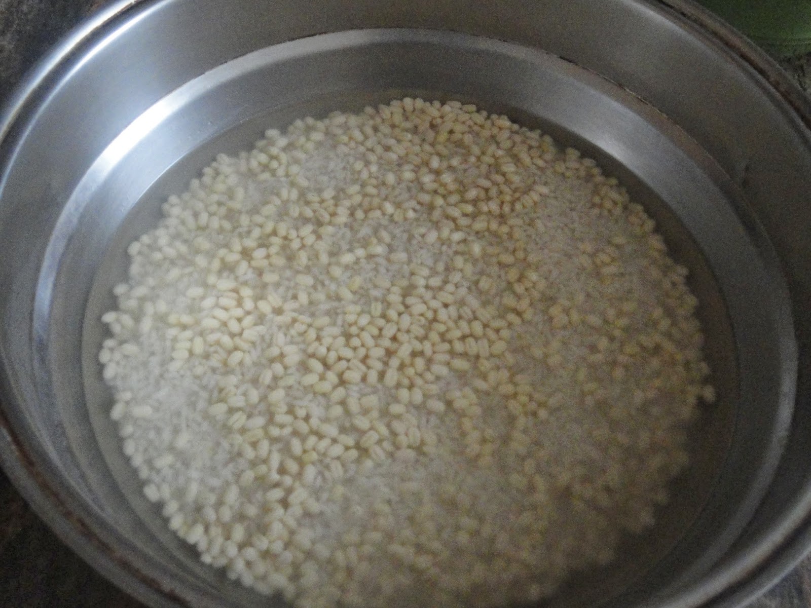 soaked rice and urad dal for kandarappam