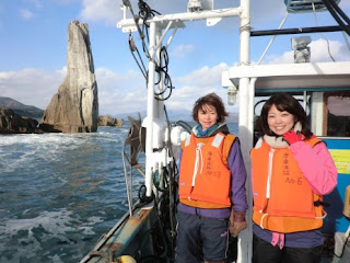 唐桑半島。船上より折れ石の側面を望む