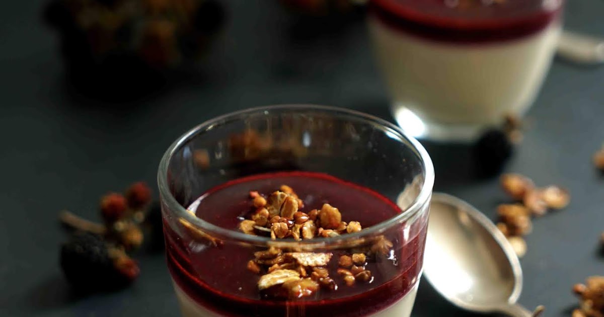 Panna cotta de yaourt à la grecque à la verveine , coulis de mûres