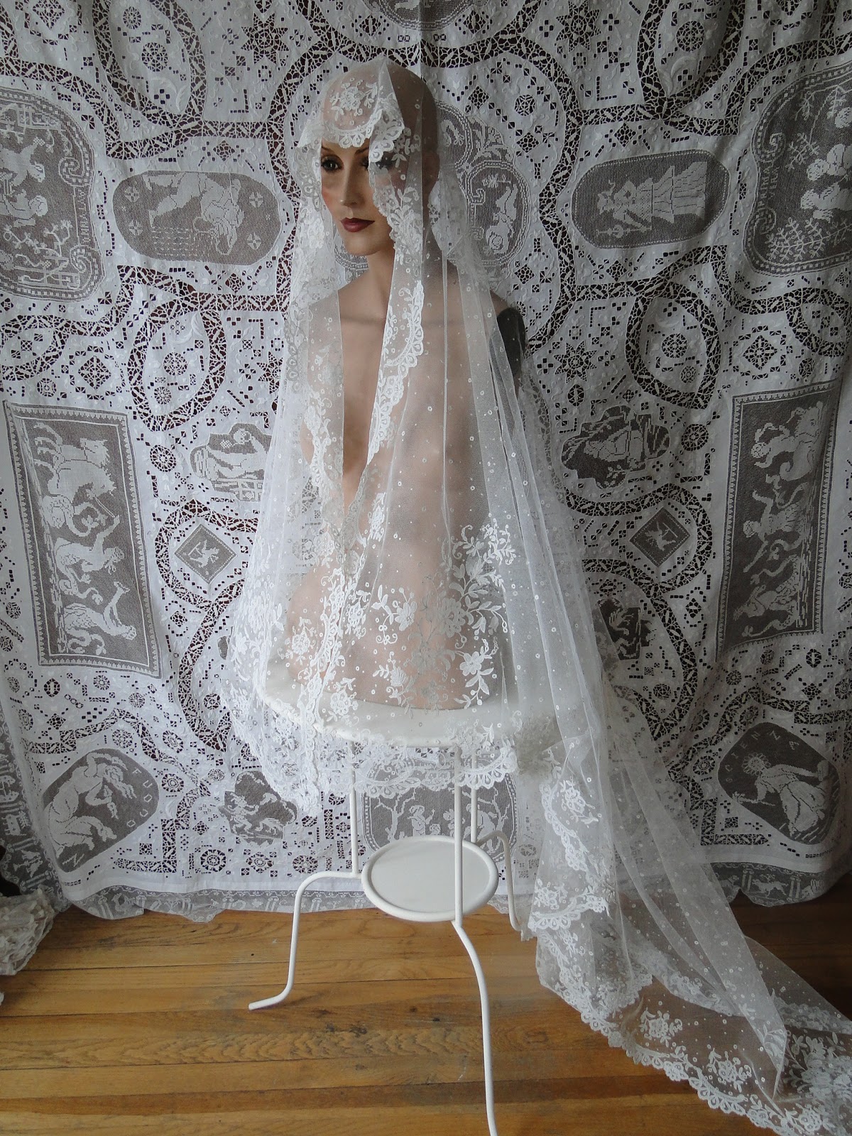 Buyer & Seller of Antique Lace, Fine Linens, Vintage Clothing, Haute