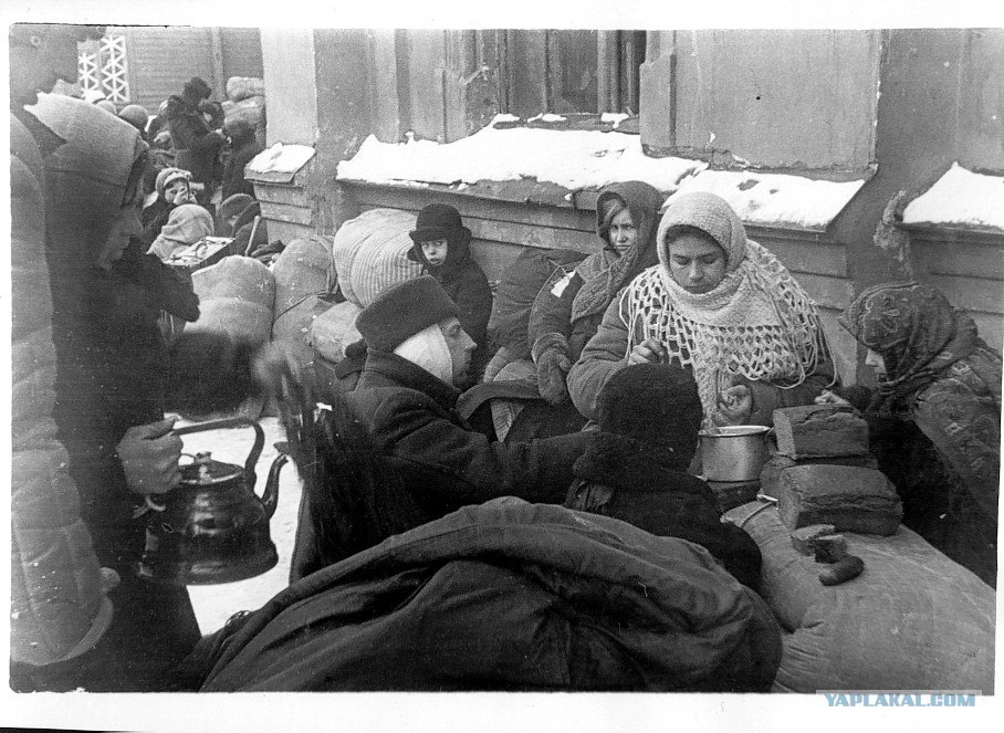Голод во время блокады. Блокада Ленинграда голод. Хлеб блокадного Ленинграда 1941. Голодающие люди в блокадном Ленинграде.