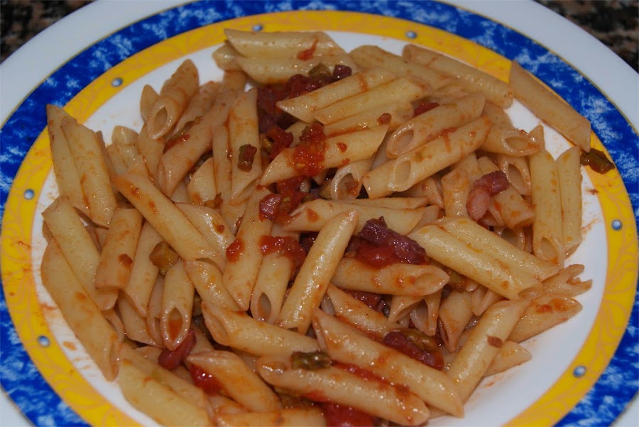 macarrones con tomate y espárragos