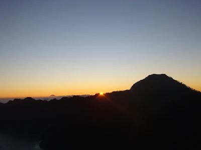 Pagi hari pukul 05, Pendakian saat menuju puncak tertinggi 3726 meter Gunung Rinjani