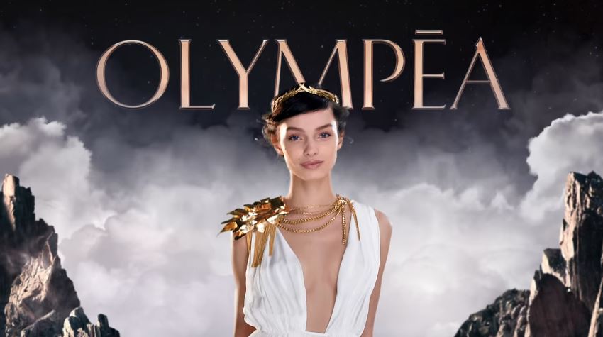 Modello e modella Paco Rabanne pubblicità profumo Olympèa con Luma Grothe vestita da dea con Foto - Testimonial Spot Pubblicitario Paco Rabanne 2016