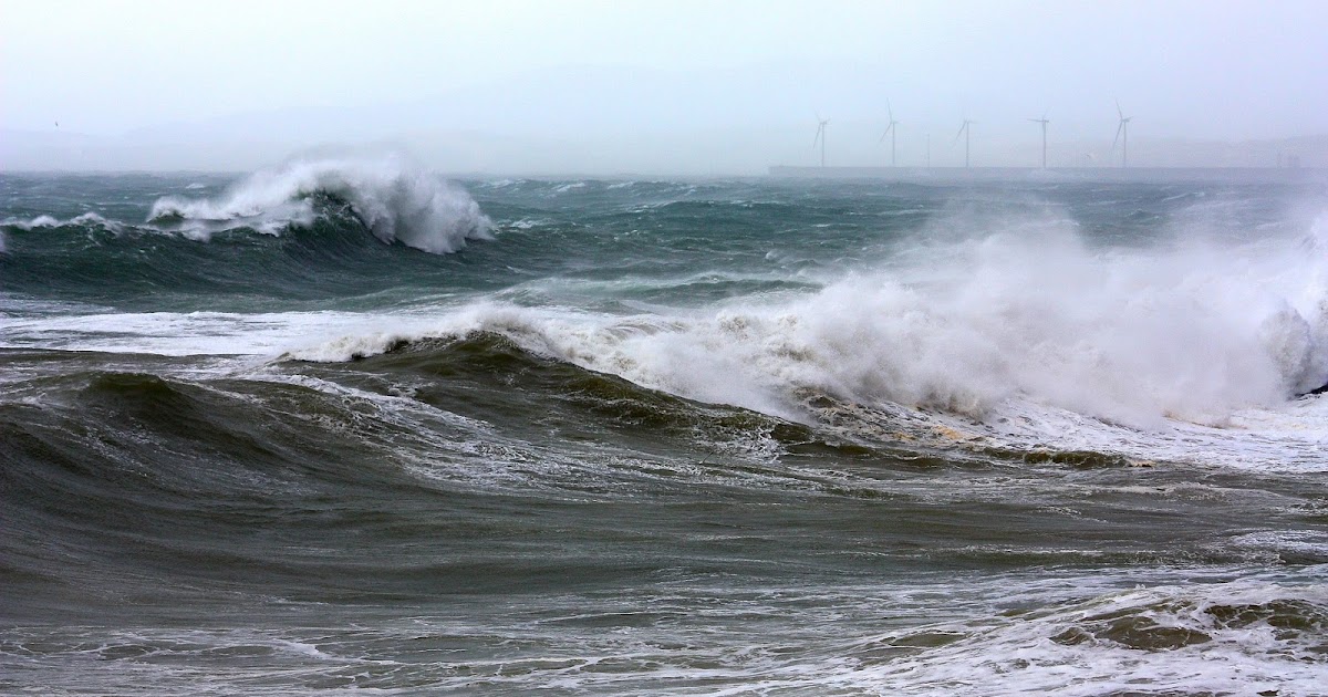 Высота волн на Каспии. Ветровые волны. Каспийское море высота волн в шторм. Самая высокая волна Каспийского моря. Вижу волны в воздухе