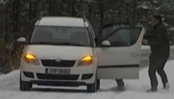 Τους "έφυγε" το αυτοκίνητο στο χιόνι (ΒΙΝΤΕΟ)