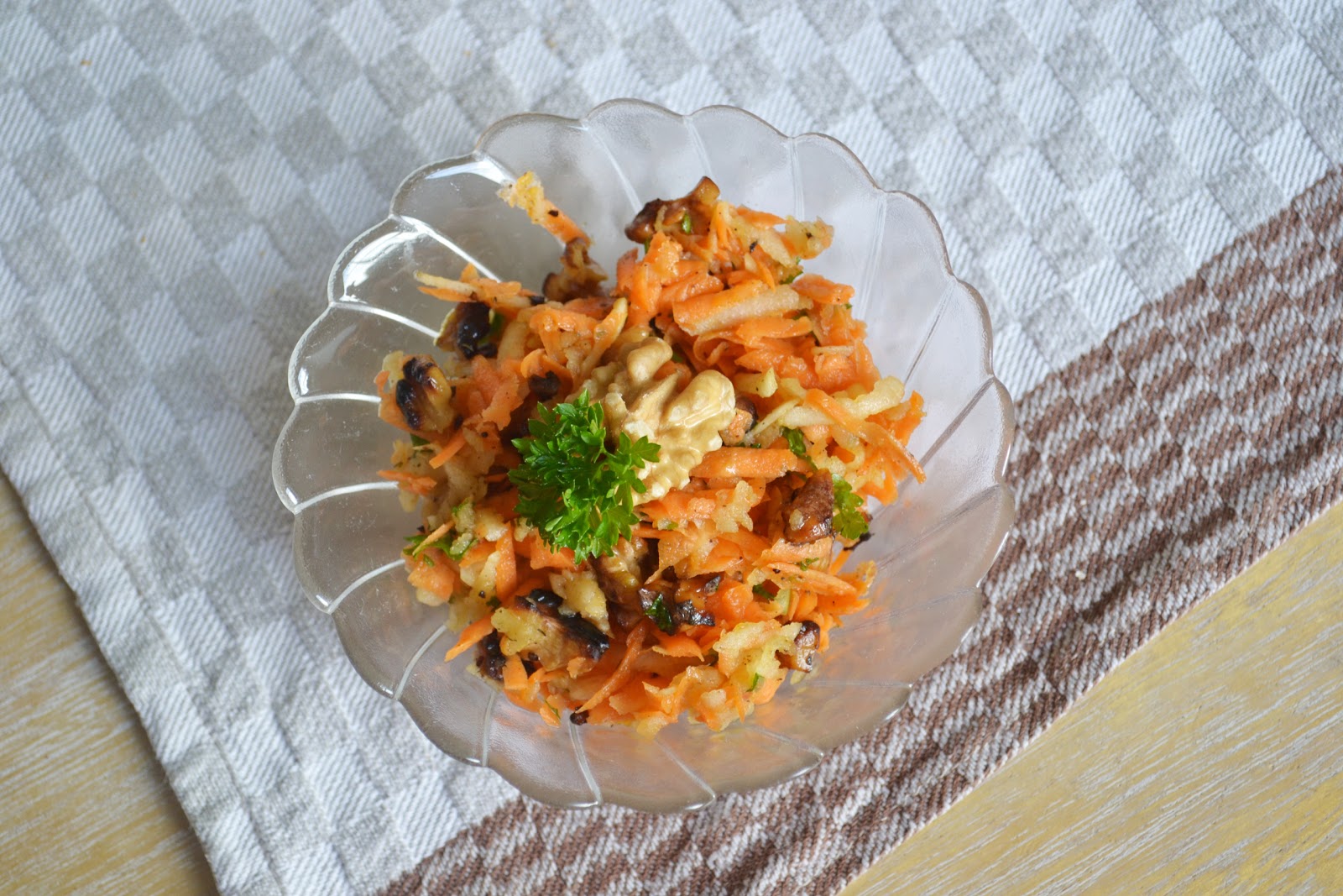 Veg Mag: Karotte-Apfel-Salat mit Walnüssen