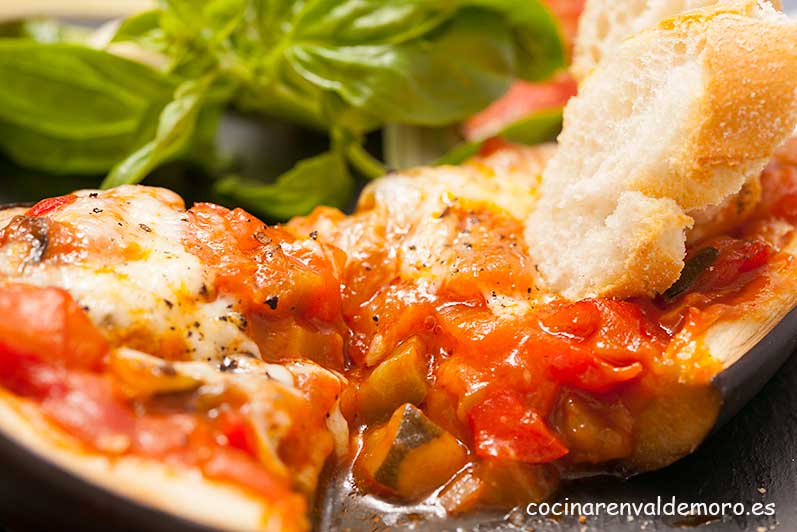 Detalle de las berenjenas rellenas de pisto ya terminadas