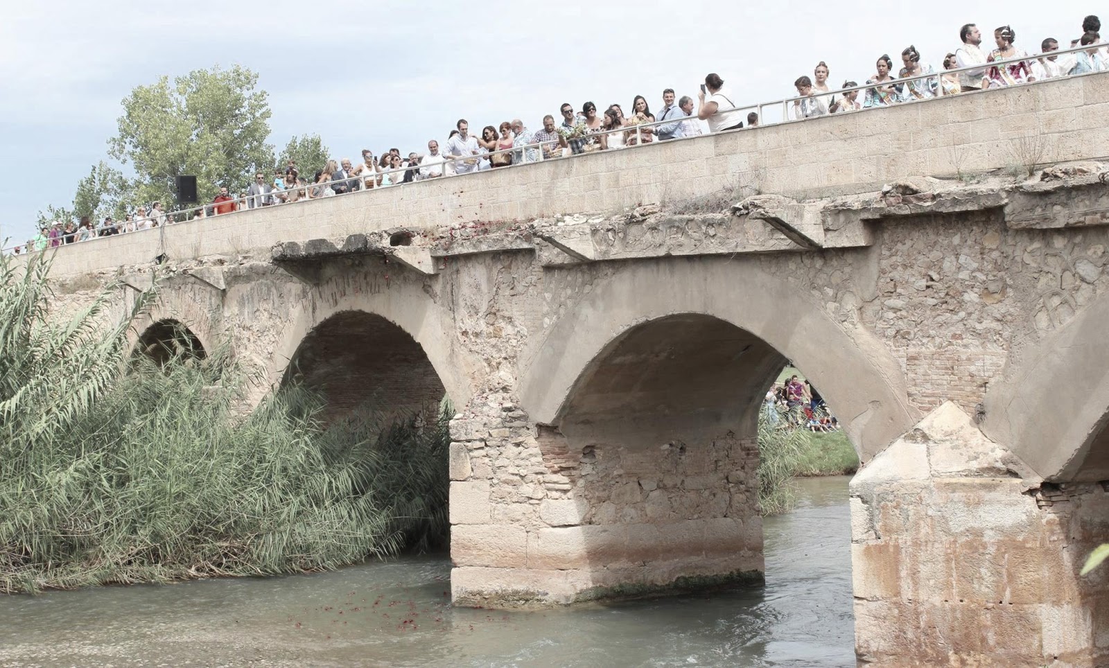 Más de un millar de personas rinden tributo al río Turia