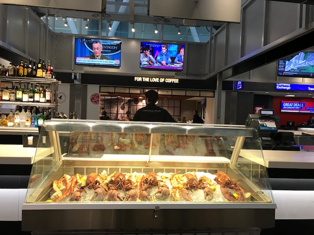 JFK国際空港内のレストランに並ぶロブスター